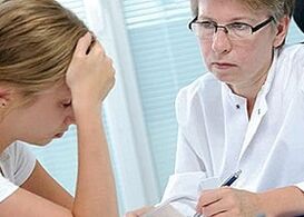 Consulta con un especialista por dolor debajo del omóplato izquierdo.