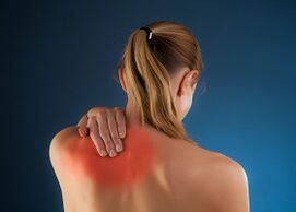 Dolor debajo de la parte posterior del omóplato izquierdo.