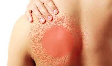 Dolor debajo del omóplato izquierdo.